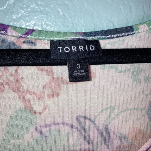 Torrid Ribbed White Floral Knit Button Front Peplum Top Size 3 - Picture 8 of 9